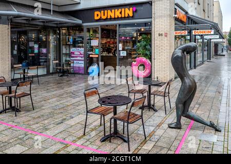 Dunkin’ Donuts Niederlassung in Almere, Niederlande. Dunkin’ ist ein US-amerikanisches multinationales Kaffee- und Donut-Unternehmen. Stockfoto