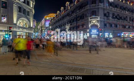 Shanghai. September 2020. Das am 12. September 2020 aufgenommene Foto zeigt den renovierten East Nanjing Road Walkway im ostchinesischen Shanghai. Der Nanjing Road Walkway in Shanghai, die chinesische Handelsstraße Nr. 1, wurde am Samstag um rund 500 Meter bis zum Bund verlängert.die Verlängerung der legendären Durchgangsstraße ist einer der Schritte Shanghais, den Konsum weiter zu beleben, da die COVID-19-Epidemie nachlässt. Neben einem Schritt in Richtung einer "besseren Stadt, einem besseren Leben", ein Engagement der Stadt seit der Weltausstellung 2010 in Shanghai. Quelle: Wang Xiang/Xinhua/Alamy Live News Stockfoto