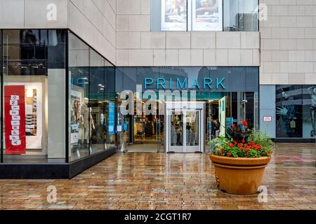 Primark Store in Almere, Niederlande. Primark ist ein irischer Bekleidungshändler und eine Tochtergesellschaft von Associated British Foods. Stockfoto