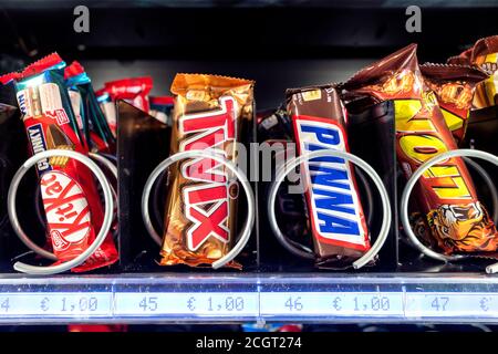 Nestle und Mars Schokoriegel in Automaten Stockfoto