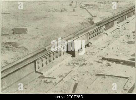 . Die Straßenbahnbesprechung . ME 20 Eisenbahnverbindungen, die seit Oktober in Betrieb waren. 1901. Auf der Third St., wo der Waggonverkehr sehr stark ist und mehr als i.ooo Autos pro Tag über die Gelenke fahren. Alle außer vier in diesem Test zeigten, dass die Gelenke schlechte Lesswiderstand als die Schiene, die richtig gesprochen sollten sie, da die Auslenkung des Metalls ist größer am Gelenk, und sogar die vier, dass 758 STRASSENBAHN KRITIK [Vol. XV, Nu, lo. Zeigten unterschiedlich waren fast 90 Prozent der Leitfähigkeit der Therail. Die Apparatur, die für die Herstellung dieser Verbindungen verwendet wird, ist weitgehend von einer Art, die leicht konstruiert werden kann Stockfoto