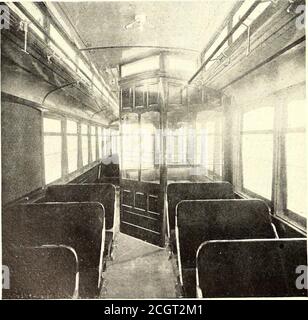 . Die Straßenbahn Zeitschrift . Combination Car in Providence EIN ziemlich neuartiges Combination Car wurde kürzlich von der American Car für die Providence & Taunton Street Railway gebaut. INNENRAUM DES NEUEN BAHNHOFS IN DER NÄHE VON ST. LOUIS ville & Suburban Railway, die sich von Belleville, eine Entfernung offourteen Meilen, nach East St. Louis erstreckt. Die Straße ist eine Hochgeschwindigkeitslinie, die Autos machen häufig so hoch wie sechzig Meilen pro Stunde. Die beiliegende Gravur zeigt das Innere der Leistung aus einem Foto zu spät für den Einsatz in der letzten Ausgabe.die Motorausstattung besteht aus zwei Russell Four Valves semi-Co Stockfoto