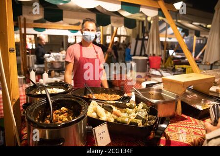 Ljubljana, Slowenien. September 2020. Ein Koch verkauft Essen während der jährlichen Open Kitchen Veranstaltung in Ljubljana, Slowenien, 11. September 2020. In diesem Jahr sind bei der Veranstaltung Präventionsmaßnahmen gegen COVID-19 erforderlich. Quelle: Peng Lijun/Xinhua/Alamy Live News Stockfoto