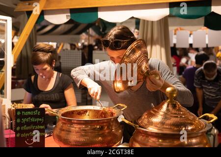 Ljubljana, Slowenien. September 2020. Ein Koch bereitet während der jährlichen Open Kitchen-Veranstaltung in Ljubljana, Slowenien, am 11. September 2020 Essen zu. In diesem Jahr sind bei der Veranstaltung Präventionsmaßnahmen gegen COVID-19 erforderlich. Quelle: Peng Lijun/Xinhua/Alamy Live News Stockfoto