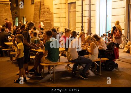 Ljubljana, Slowenien. September 2020. Menschen genießen Essen bei der jährlichen Open Kitchen Veranstaltung in Ljubljana, Slowenien, 11. September 2020. In diesem Jahr sind bei der Veranstaltung Präventionsmaßnahmen gegen COVID-19 erforderlich. Quelle: Peng Lijun/Xinhua/Alamy Live News Stockfoto