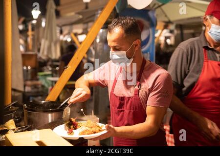 Ljubljana, Slowenien. September 2020. Ein Koch bereitet während der jährlichen Open Kitchen-Veranstaltung in Ljubljana, Slowenien, am 11. September 2020 Essen zu. In diesem Jahr sind bei der Veranstaltung Präventionsmaßnahmen gegen COVID-19 erforderlich. Quelle: Peng Lijun/Xinhua/Alamy Live News Stockfoto