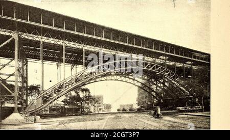 . Die Straßenbahn Zeitschrift . SEITENANSICHT DES MANHATTEN VIADUKTS, der vorübergehend abgesichert werden sollte, und an anderen Orten die U-Bahnübergänge in der Nähe der Fundamente von hohen Gebäuden, wo der Bau notwendig war, um die Sicherheit von U-Bahn und Gebäuden zu gewährleisten, war ziemlich kompliziert. Da sich die U-Bahn entlang eines beträchtlichen Teils ihrer Strecke in der Nähe der Wasserfläche befindet, umfasste der Bau die Rekonstruktion aller unterirdischen Rohre und Kanäle an vielen Stellen sowie die Entfernung von Gewölben und Gebäuden und in einigen Fällen die Untermauerung ihrer Wände. Die betonverkleideten Tunnelarbeiten beteiligten sich an einer Stockfoto