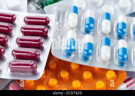 Tabletten Medizin. Verschiedene Medikamente: Pillen, Tabletten in Blisterpackungen, Medikamente. Stockfoto