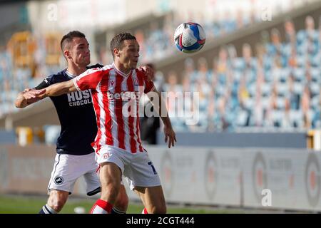 London, Großbritannien. September 2020. Jed Wallace von Millwall und James Chester von Stoke City kämpfen während des Sky Bet Championship-Spiels hinter verschlossenen Türen zwischen Millwall und Stoke City am 12. September 2020 in Den, London, England, um den Ball. Foto von Carlton Myrie/Prime Media Images. Kredit: Prime Media Images/Alamy Live Nachrichten Stockfoto