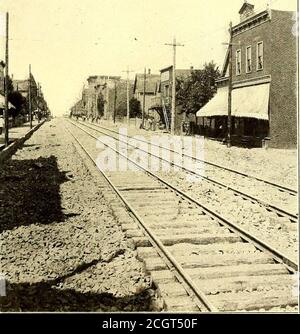 . Die Straßenbahn Zeitschrift . HECLA STRRET, LAURIUM, BEREIT FÜR SCHROMPELEISTUNG für die dreiphasige Übertragungsleitung. Die Eisenbahneinheit wurde 1900 installiert und besteht aus einem 750-ps-hori-zontal-Kreuzverbund, der St. Louis-Corliss en-gine, gebaut vom St. Louis Iron & Machine Works, und einem Westinghouse 10-poligen, 500-kw, 550-Volt-Eisenbahngenerator.die Einheit nimmt eine Grundfläche von 25 Fuß x 36 Fuß ein. Die Zylinder dieses Motors sind 22 Zoll und 38 Zoll im Durchmesser, mit einem BÖLL ÜBER HECLA UND FACKEL SEE EISENBAHNVERBINDUNGSSTÄBE ist Schmiedeeisen ausgewählt. Die Querstifte und Kurbelzapfen sind ma Stockfoto