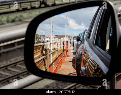 Blick durch den Rückspiegel von Autos auf der Oberseite Deck eines Autozuges Stockfoto