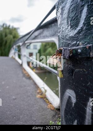 Liebesschlösser mit romantischen Botschaften, die an das viktorianische Hampstead angeschlossen sind Road Lock Pferdebrücke über den Regents Kanal bei Camden Markt Sperren Stockfoto