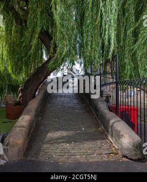 Kopfsteinpflaster Eingang zur Horse Bridge, über Hampstead Road Lock, in Camden Town, für Pferde, die den Regents Canal überqueren, um Lastkähne zu schleppen Stockfoto