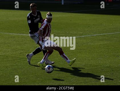 LONDON, ENGLAND. 12. SEPTEMBER 2020 Nick Powell von Stoke City hält Jake Cooper von Millwall während des Sky Bet Championship Matches zwischen Millwall und Stoke City im The Den, London. (Kredit: Jacques Feeney) Gutschrift: MI Nachrichten & Sport /Alamy Live Nachrichten Stockfoto