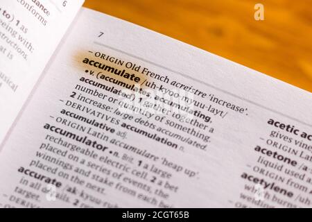 Das Wort oder die Phrase wird in einem Wörterbuch gesammelt, das mit einer Markierung markiert ist. Stockfoto