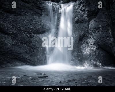 Wasserfall in der Nähe der sieben Leitern Schlucht in Piatra Mare (Big Rock) Berge, Rumänien. Stockfoto