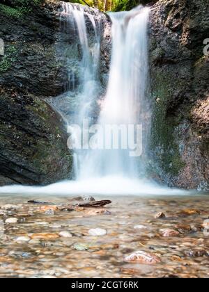 Wasserfall in der Nähe der sieben Leitern Schlucht in Piatra Mare (Big Rock) Berge, Rumänien. Stockfoto