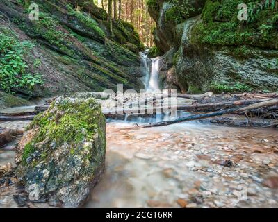 Wasserfall in der Nähe der sieben Leitern Schlucht in Piatra Mare (Big Rock) Berge, Rumänien. Stockfoto