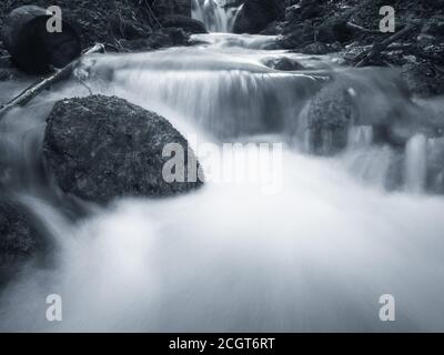 Bild von einem Bergbach oder Bach, der zwischen Felsen in den Karpaten, Rumänien fließt. Sieben Leitern Canyon in Piatra Mare (Big Rock) Berge. Stockfoto