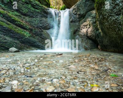 Wasserfall in der Nähe der sieben Leitern Schlucht in Piatra Mare (Big Rock) Berge, Rumänien. Stockfoto