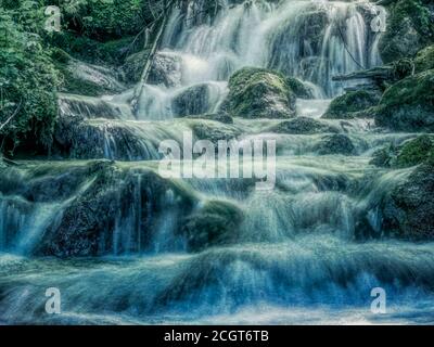 Bild von einem Bergbach oder Bach, der zwischen Felsen in den Karpaten, Rumänien fließt. Sieben Leitern Canyon in Piatra Mare (Big Rock) Berge. Stockfoto