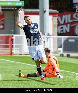 Scott Malone von Millwall feiert nach dem ersten Tor während des Carabao Cup-Spiels zwischen Crawley Town und Millwall im People's Pension Stadium , Crawley , Großbritannien - 5. September 2020 - nur für redaktionelle Verwendung. Keine Verkaufsförderung. Für Football-Bilder gelten die Einschränkungen von FA und Premier League. Keine Nutzung des Internets/Handys ohne FAPL-Lizenz. Weitere Informationen erhalten Sie bei Football Dataco Stockfoto