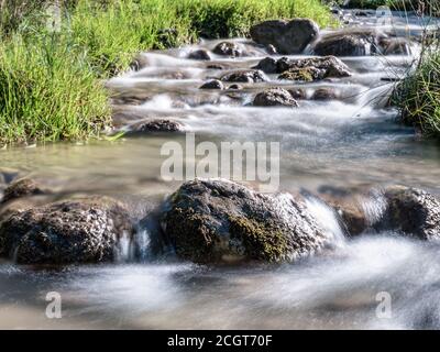 Bild von einem Bergbach oder Bach, der zwischen Felsen in den Karpaten, Rumänien fließt. Sieben Leitern Canyon in Piatra Mare (Big Rock) Berge. Stockfoto