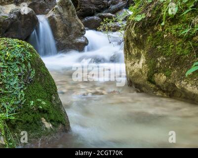Bild von einem Bergbach oder Bach, der zwischen Felsen in den Karpaten, Rumänien fließt. Sieben Leitern Canyon in Piatra Mare (Big Rock) Berge. Stockfoto