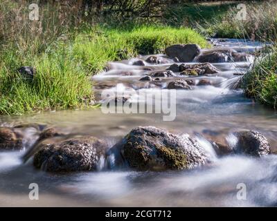Bild von einem Bergbach oder Bach, der zwischen Felsen in den Karpaten, Rumänien fließt. Sieben Leitern Canyon in Piatra Mare (Big Rock) Berge. Stockfoto