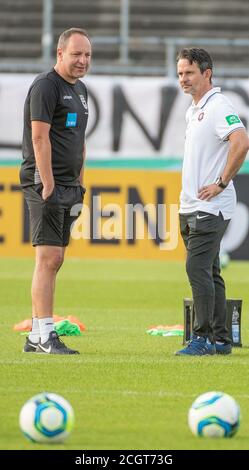 Ulm, Deutschland. September 2020. Fußball: DFB Cup, SSV Ulm 1846 Fußball - Erzgebirge Aue, 1. Runde. Aues Trainer Dirk Schuster (r) schüttelt sich die Hände mit Ulmer Trainer Holger Bachthaler. Quelle: Stefan Puchner/dpa - WICHTIGER HINWEIS: Gemäß den Bestimmungen der DFL Deutsche Fußball Liga und des DFB Deutscher Fußball-Bund ist es untersagt, im Stadion und/oder aus dem Spiel aufgenommene Aufnahmen in Form von Sequenzbildern und/oder videoähnlichen Fotoserien zu nutzen oder auszunutzen./dpa/Alamy Live News Stockfoto