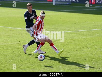 LONDON, ENGLAND. 12. SEPTEMBER 2020 Nick Powell von Stoke City hält Jake Cooper von Millwall während des Sky Bet Championship Matches zwischen Millwall und Stoke City im The Den, London. (Kredit: Jacques Feeney) Gutschrift: MI Nachrichten & Sport /Alamy Live Nachrichten Stockfoto