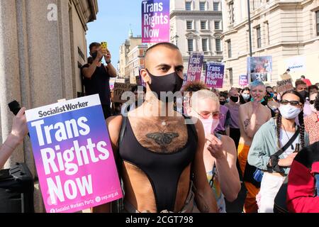 Whitehall, London, Großbritannien. September 2020. Die Menschen nehmen an der London Trans + Pride 2020 märz im Zentrum von London. Kredit: Matthew Chattle/Alamy Live Nachrichten Stockfoto