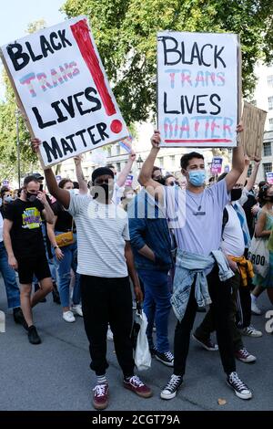 Whitehall, London, Großbritannien. September 2020. Die Menschen nehmen an der London Trans + Pride 2020 märz im Zentrum von London. Kredit: Matthew Chattle/Alamy Live Nachrichten Stockfoto