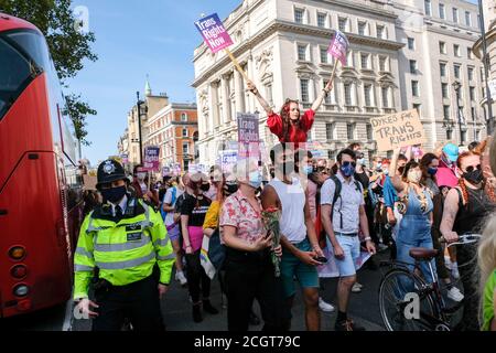 Whitehall, London, Großbritannien. September 2020. Die Menschen nehmen an der London Trans + Pride 2020 märz im Zentrum von London. Kredit: Matthew Chattle/Alamy Live Nachrichten Stockfoto