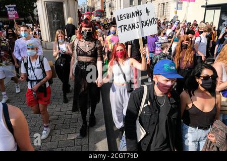 Whitehall, London, Großbritannien. September 2020. Die Menschen nehmen an der London Trans + Pride 2020 märz im Zentrum von London. Kredit: Matthew Chattle/Alamy Live Nachrichten Stockfoto