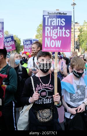 Whitehall, London, Großbritannien. September 2020. Die Menschen nehmen an der London Trans + Pride 2020 märz im Zentrum von London. Kredit: Matthew Chattle/Alamy Live Nachrichten Stockfoto