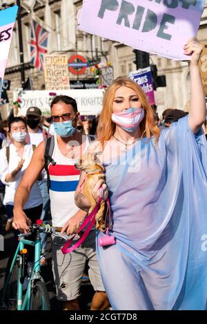 Whitehall, London, Großbritannien. September 2020. Die Menschen nehmen an der London Trans + Pride 2020 märz im Zentrum von London. Kredit: Matthew Chattle/Alamy Live Nachrichten Stockfoto