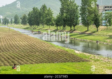 Landleben am kleinen Fluss in Nordkorea Stockfoto