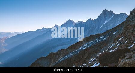 Französische Alpen Berge Weitwinkel Landschaft Panoramablick mit einem Aiguille du Midi 3842m Naturdenkmal Gipfel während des Mont Blanc steigt über die p Stockfoto