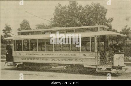 . Die Straßenbahn Überprüfung . VHEiK VON VNIO.N DEPOT IHWEl: Zu der Zeit -der 1896 Convention in St. Louis John Scullinwar an der Spitze der Union Depot Straße; Herr Maffitt an der Spitze der Missouri R.; Herr Whitaker an der Spitze der was bekannt war als die I.indell Straße. Dann gab es eine neue Straße, um das Feld zu betreten, die Suburban Straße, die noch nicht existiert: Diese Straße wurde nach der Konvention von 1S85 gebaut, und Charles H. Turner war an der Spitze in 189«. 1896 war das Pferd verschwunden. Die flache Trambahn hatte den Weg zum Träger gegeben. In vielen Fällen war die flache Schiene so leicht wie 28 lb Stockfoto