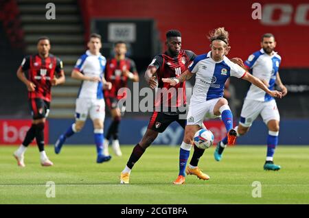 Lewis Holtby von Blackburn Rovers (rechts) und Jefferson Lerma von Bournemouth kämpfen während des Sky Bet Championship-Spiels im Vitality Stadium in Bournemouth um den Ball. Stockfoto