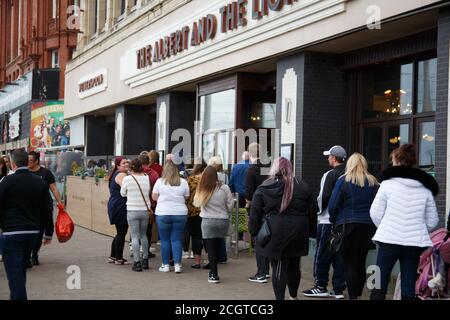 Blackpool Lancashire, Großbritannien. 12. Sep, 2020. Kunden Schlange stehen, um in Weatherspoons auf der Promenade Kredit: PN News/Alamy Live News Stockfoto