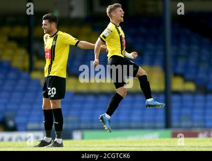 Lloyd Kerry von Harrogate Town (rechts) feiert das zweite Tor seiner Mannschaft mit Teamkollege Connor Hall während des Sky Bet League Two-Spiels in Roots Hall, Southend. Stockfoto