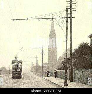 . Die Straßenbahn Zeitschrift . DIE ERÖFFNUNGSFAHRT IN BRADFORD ins. Auf jeder Seite der Schienen ist die Strecke mit Granitblöcken gepflastert. Jede Schienenverbindung ist mit Chicago crownflexible Bonds 5] inst. Lang verklebt. Zusätzlich gibt es Querverbindungen zwischen den Schienen im Abstand von jeweils 120 ft. Stockfoto