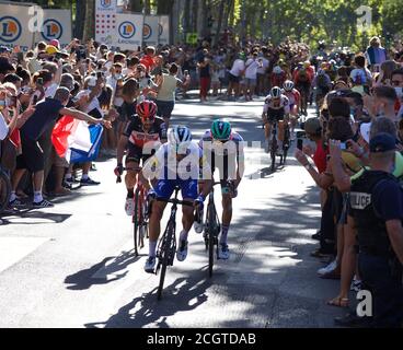 Lyon, Frankreich. September 2020. Radfahrer, die an der 14. Etappe der Tour de France 2020 teilnehmen, fahren durch das Viertel Croix-Rousse in Lyon. Quelle: James Colburn/ZUMA Wire/Alamy Live News Stockfoto