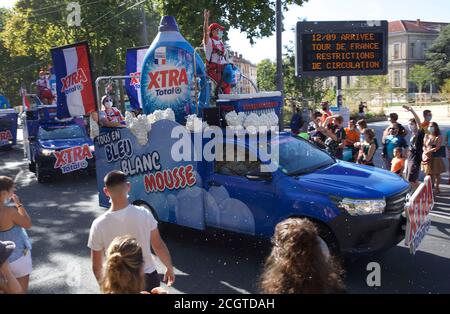 Lyon, Frankreich. September 2020. Radfahrer, die an der 14. Etappe der Tour de France 2020 teilnehmen, fahren durch das Viertel Croix-Rousse in Lyon. Quelle: James Colburn/ZUMA Wire/Alamy Live News Stockfoto