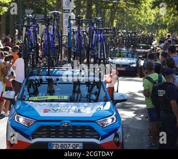 Lyon, Frankreich. September 2020. Teamautos folgen Radfahrern, die an der 14. Etappe der Tour De France 2020 durch das Viertel Croix-Rousse in Lyon teilnehmen. Quelle: James Colburn/ZUMA Wire/Alamy Live News Stockfoto
