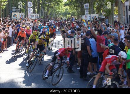 Lyon, Frankreich. September 2020. Radfahrer, die an der 14. Etappe der Tour de France 2020 teilnehmen, fahren durch das Viertel Croix-Rousse in Lyon. Quelle: James Colburn/ZUMA Wire/Alamy Live News Stockfoto