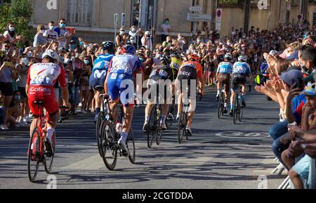 Lyon, Frankreich. September 2020. Radfahrer, die an der 14. Etappe der Tour de France 2020 teilnehmen, fahren durch das Viertel Croix-Rousse in Lyon. Quelle: James Colburn/ZUMA Wire/Alamy Live News Stockfoto