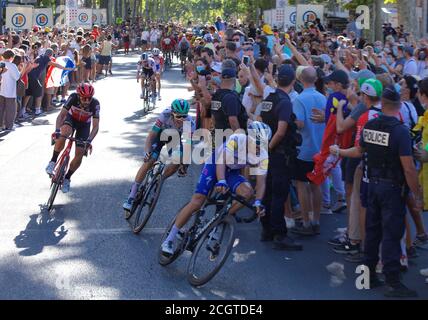 Lyon, Frankreich. September 2020. Radfahrer, die an der 14. Etappe der Tour de France 2020 teilnehmen, fahren durch das Viertel Croix-Rousse in Lyon. Quelle: James Colburn/ZUMA Wire/Alamy Live News Stockfoto